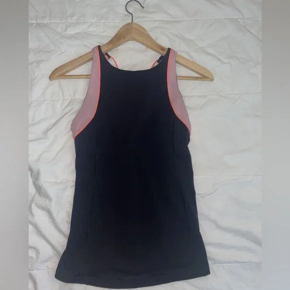 Lululemon tank top with built in sports bra in size 6 - Picture 2 of 3